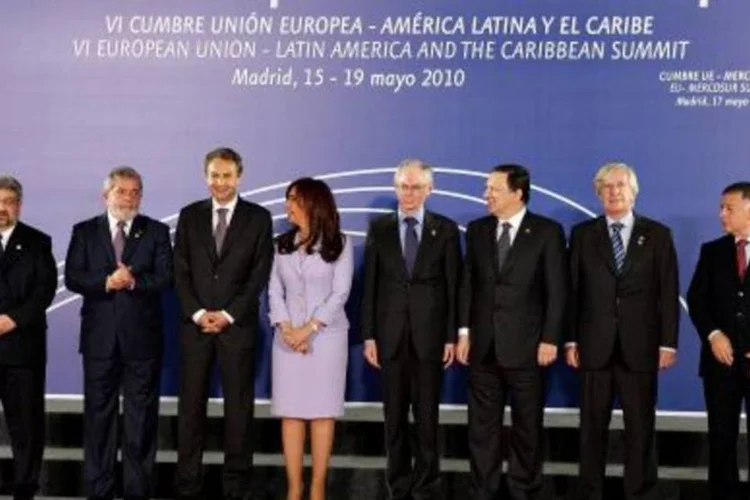Lula ao lados dos outros líderes do Mercosul, da União Europeia e do Caribe. (.)