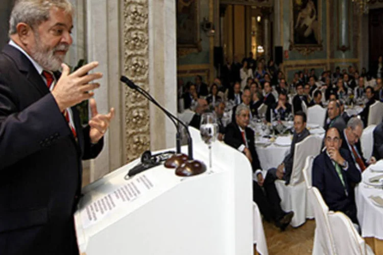 Lula discursa durante almoço em Madri: "como pode a toda-poderosa Europa demorar três meses para ajudar a Grécia?" (.)