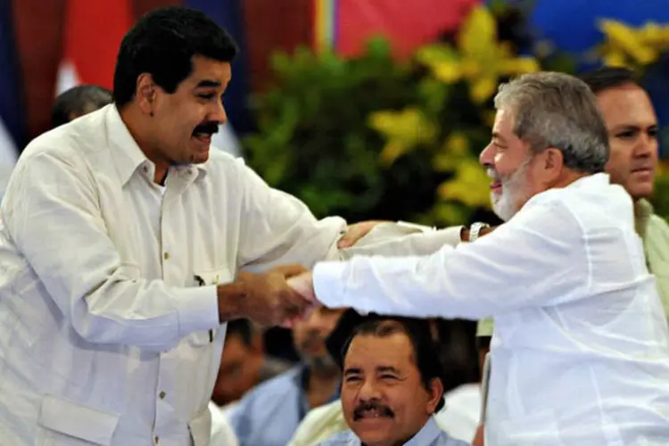 
	Ex-presidente Lula e o presidente da Venezuela, Nicol&aacute;s Maduro em 2011: &quot;Estamos sendo testemunhas de uma persegui&ccedil;&atilde;o sem precedentes&quot;, diz grupo chavista
 (Elmer Martinez / AFP)
