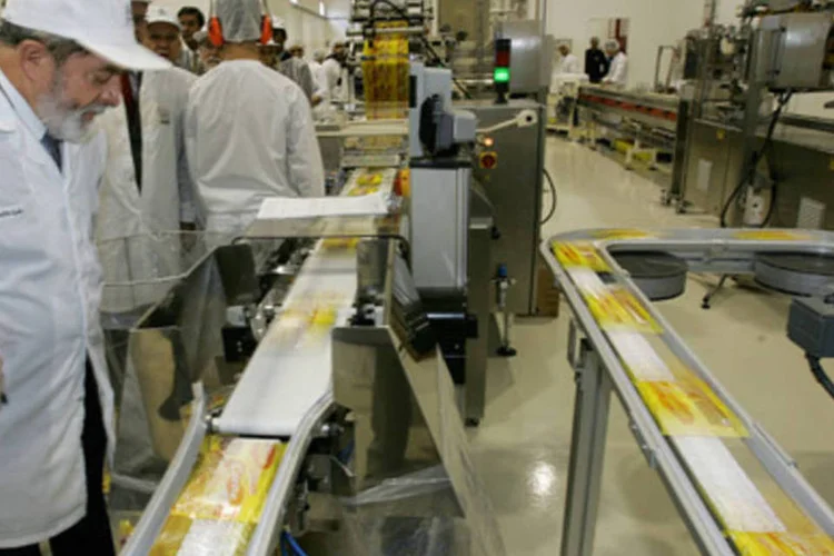 O presidente Luiz Inácio Lula da Silva, durante visita à fábrica da Nestlé (.)