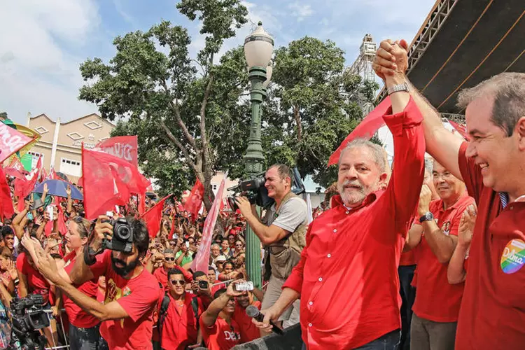 
	Ti&atilde;o Viana (PT) durante um com&iacute;cio com o presidente Lula, na campanha do segundo turno da elei&ccedil;&atilde;o
 (Ricardo Stuckert/Instituto Lula/Divulgação)