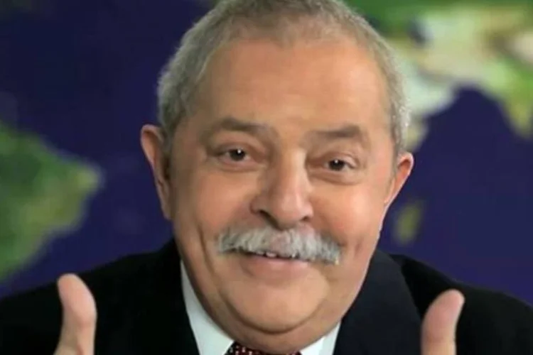 Lula no Facebook: A foto principal da página exibe o ex-presidente colocando a faixa presidencial na sua sucessora e afilhada política, Dilma Rousseff (Reprodução/YouTube)