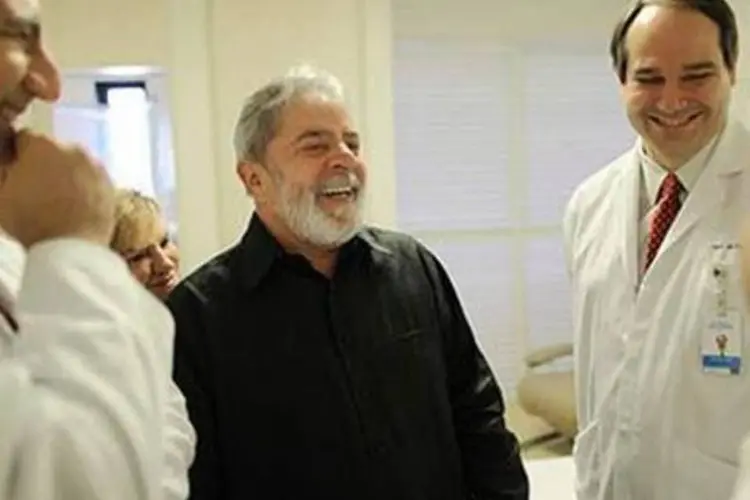 Lula conversa com médicos do Hispital Sírio Libanês, em São Paulo (Reuters)