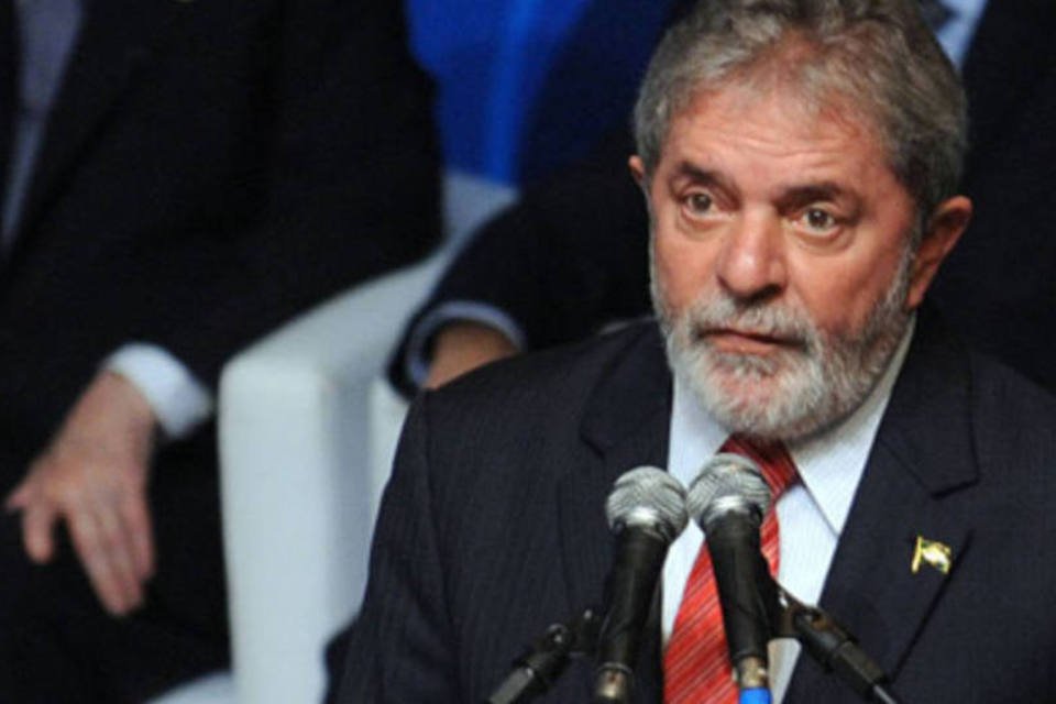 Lula critica transferência de ônus da crise para mais pobres