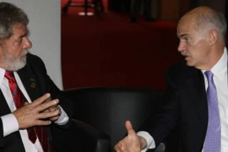 Lula e o premiê da Grécia, Georges Papandreou; ex-mau aluno, Brasil agora banca de professor para países em crise na Europa.  (.)