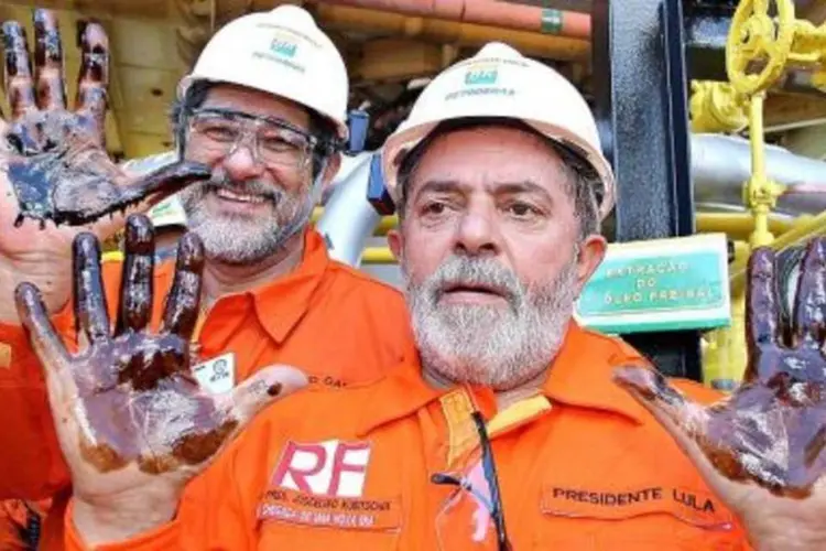 Presidente Lula com óleo extraído da camada pré-sal:projeto que estabelece o modelo de partilha recebeu 54 emendas  (.)