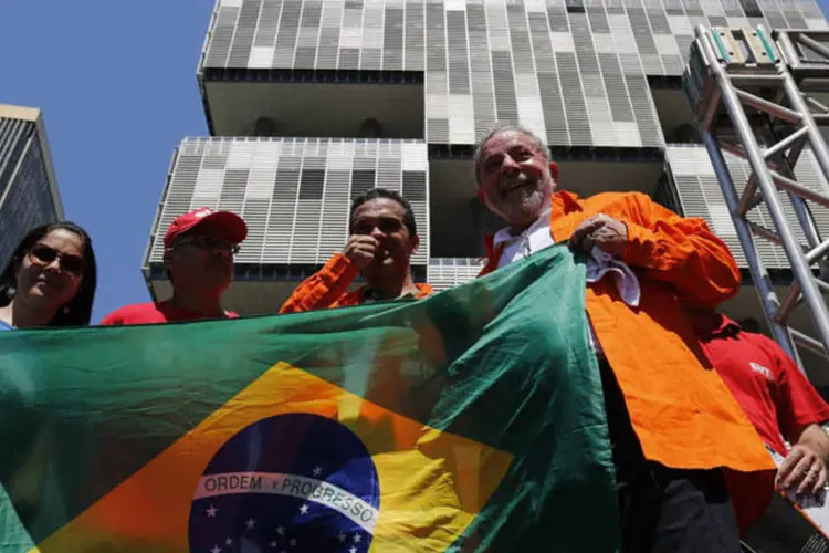 Lula participa de ato no Rio de Janeiro, na frente da sede da Petrobras, em defesa do pré-sal (Sergio Moraes/Reuters)