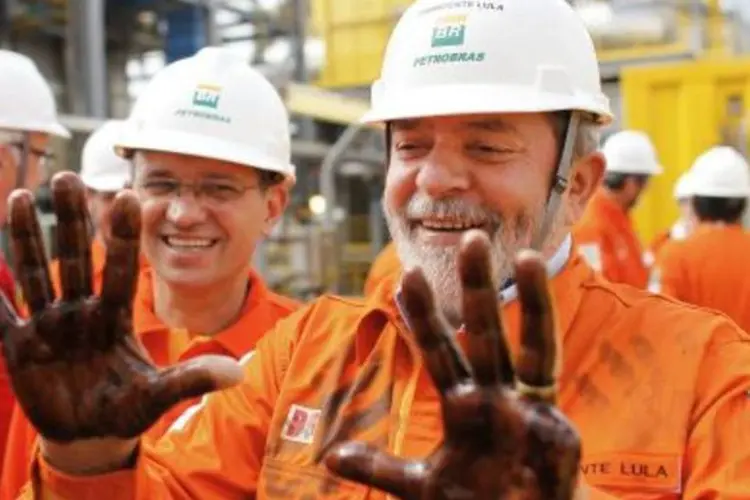 Lula, com as mãos sujas do óleo do pré-sal: presidente ficou feliz com o processo de capitalização da Petrobras (.)