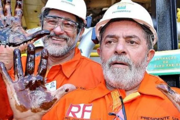 Lula e o presidente da Petrobras, Sérgio Gabrielli, com petróleo extraído da camada pré-sal (.)