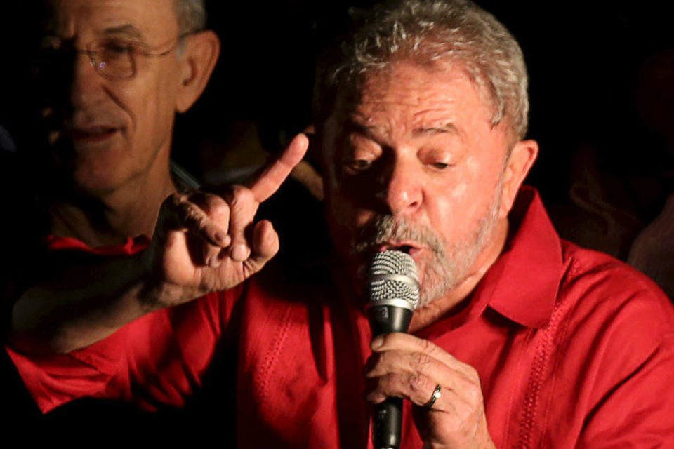 "Temer cortou até o almoço de Dilma", diz Lula no Rio