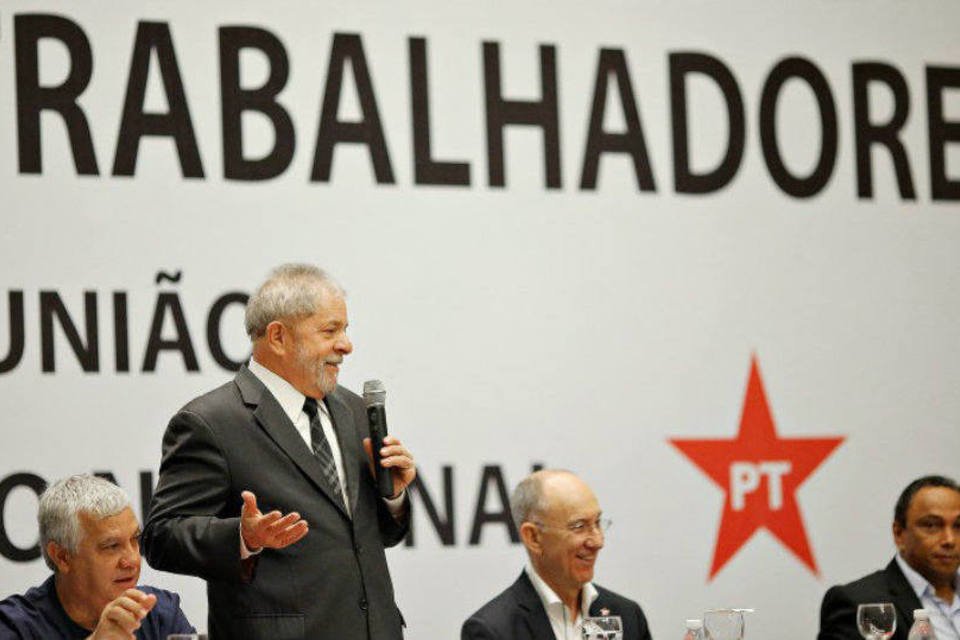 PT vive momento difícil, mas acredita na superação, diz Lula