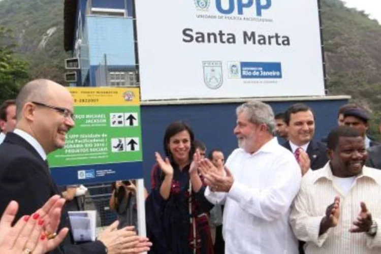 Lula sobe o morro Santa Marta, no Rio de Janeiro