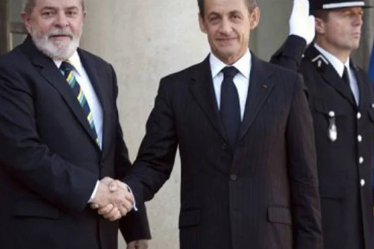 Lula foi recebido pelo presidente francês quase com honras de um chefe de Estado em exercício
 (Lionel Bonaventure/AFP)