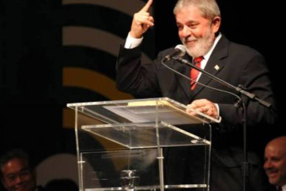 Lula critica governantes que não abrem mão de imposto