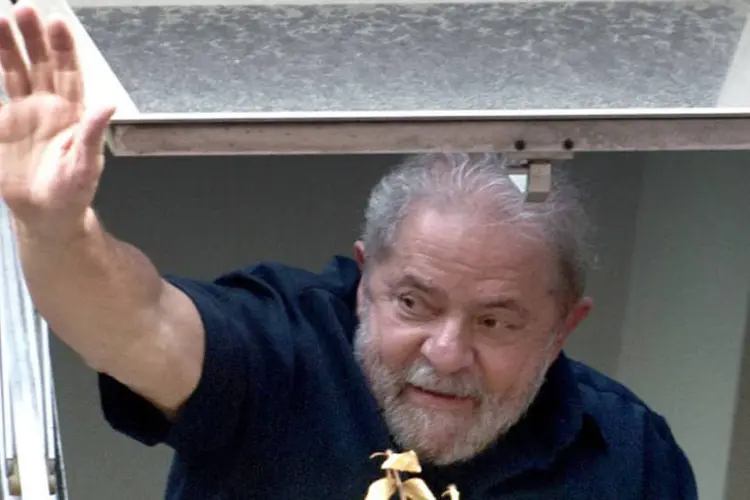 
	Ex-presidente Luiz In&aacute;cio Lula da Silva acena da janela da sede do PT em S&atilde;o Paulo
 (Nelson Almeida / AFP)