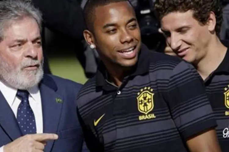 O presidente Lula, Robinho e Elano, jogadores da seleção brasileira (.)