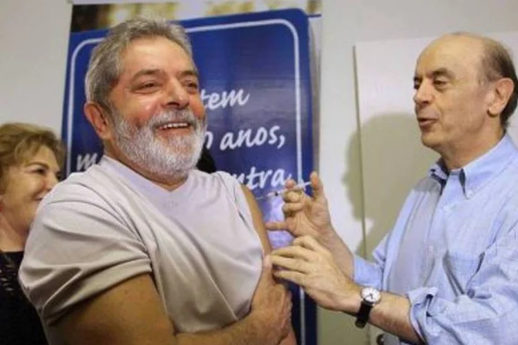 Lula e José Serra vivenciaram fortes turbulências na campanha de 2002 (.)