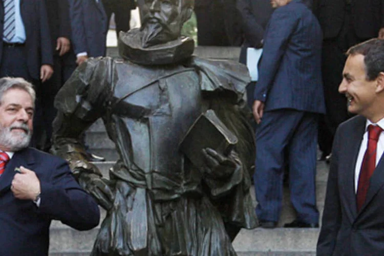 O presidente Lula e o primeiro-ministro da Espanha, José Luis Rodríguez Zapatero, posam ao lado da estátua de Dom Quixote de la Mancha (.)
