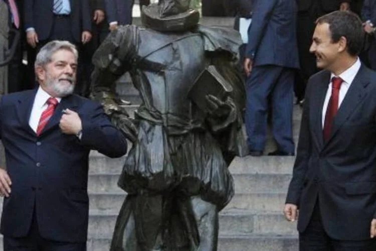 O presidente Lula, Dom Quixote e Zapatero, premiê da Espanha: Brasil ultrapassou o país europeu e se consolidou como 8ª economia do mundo (.)