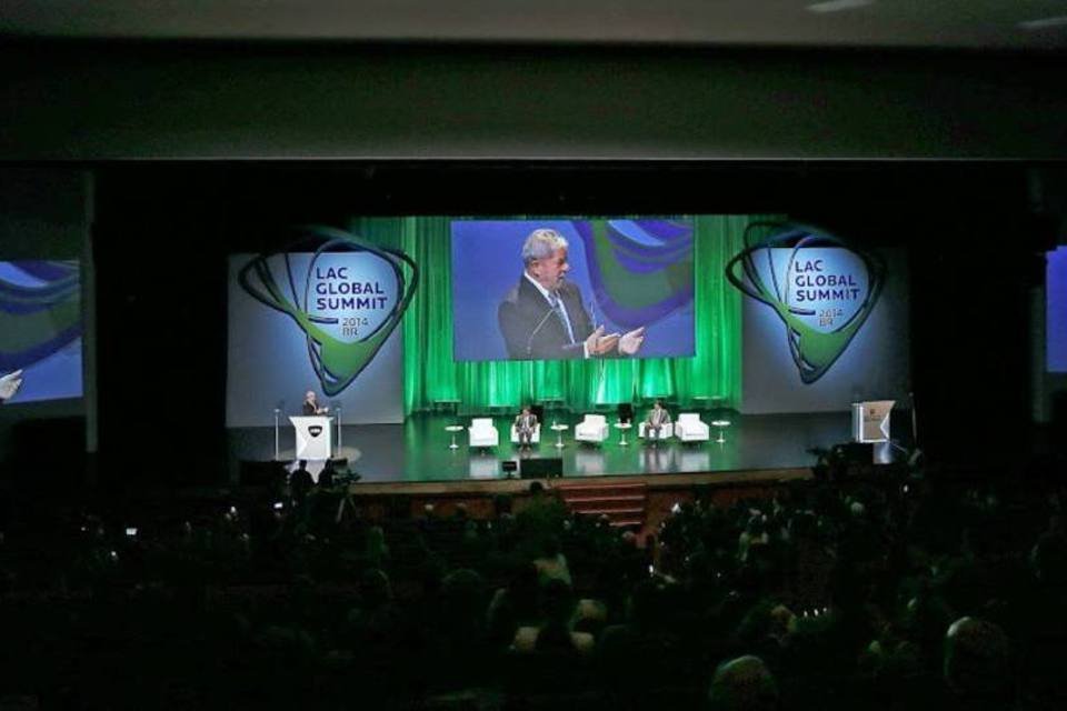Lula nega divergência com Augustin e diz que brincou