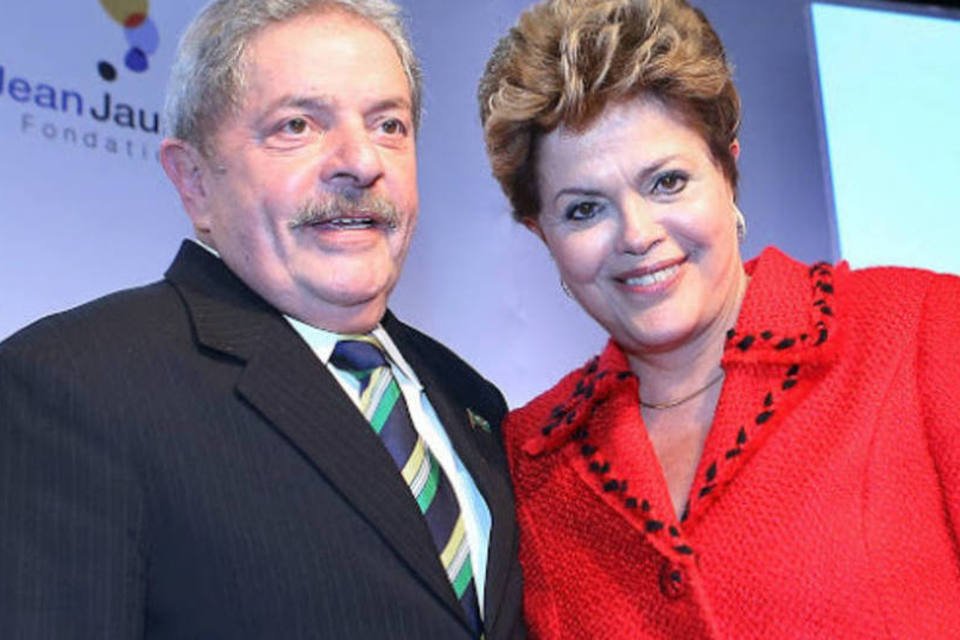 Dilma parabeniza Lula por 70 anos e vai para comemoração