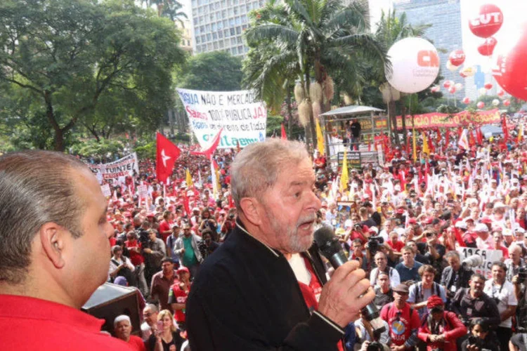 
	Lula: &quot;terceirizados trabalham, em m&eacute;dia, tr&ecirc;s horas a mais por semana e ganham menos&quot;
 (Divulgação/Roberto Parizott/CUT)