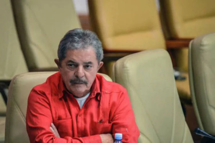 
	Lula: &nbsp;&quot;de vez em quando, eu vejo umas pessoas dizendo que o Brasil precisa exportar mais, que n&atilde;o tem de ficar olhando para o mercado interno. A salva&ccedil;&atilde;o deste Pa&iacute;s foi o mercado interno&quot;, disse o ex-presidente.
 (AFP / Adalberto Roque)