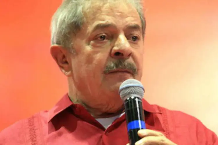 O ex-presidente Luiz Inácio Lula da Silva se emociona em evento do PT ao homenagear o ex-ministro Luiz Gushiken, morto nesta sexta-feira (Heinrich Aikawa/Instituto Lula)
