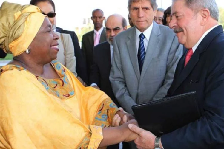 
	Nkosazana Dlamini-Zuma (presidenta da Comiss&atilde;o da Uni&atilde;o Africana) e o ex-presidente Lula: O ex-presidente afirmou que o Brasil tirou 28 milh&otilde;es de pessoas da pobreza
 (Ricardo Stuckert/Instituto Lula)
