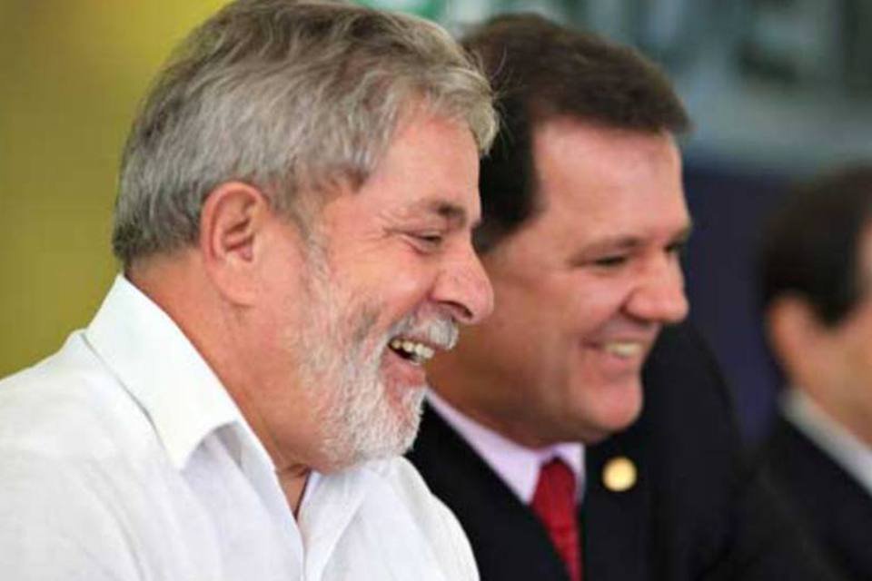 Lula inaugura três obras via satélite