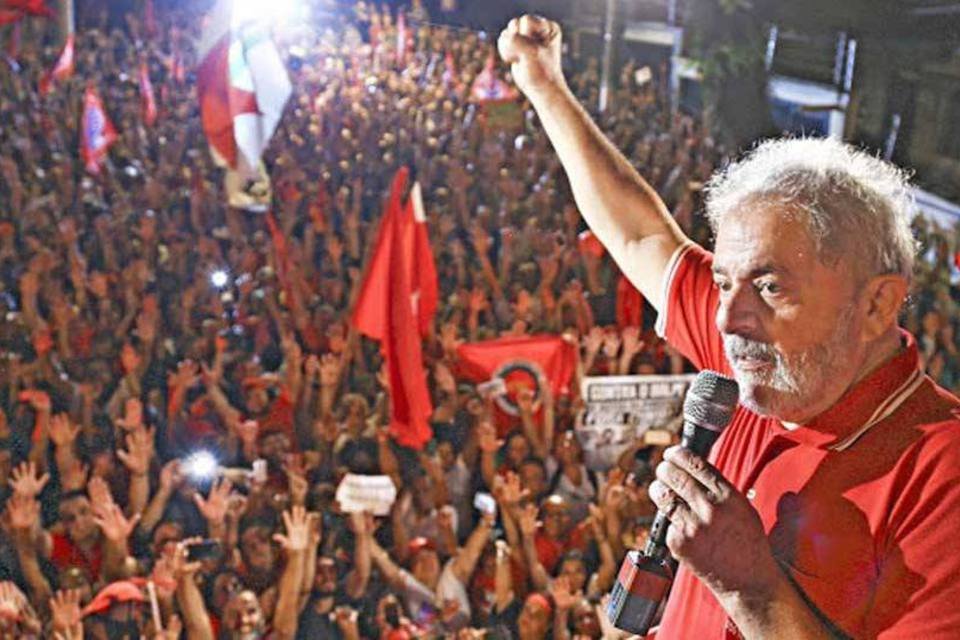 "Não estou morto, estou mais vivo que nunca" diz Lula em ato