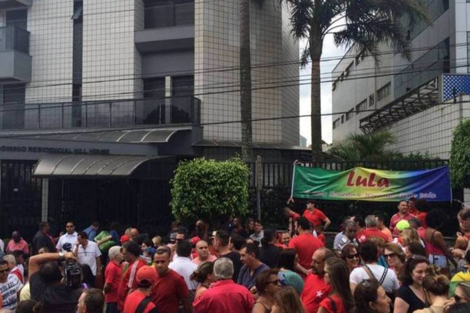 PM usa gás lacrimogêneo em ato em frente a prédio de Lula