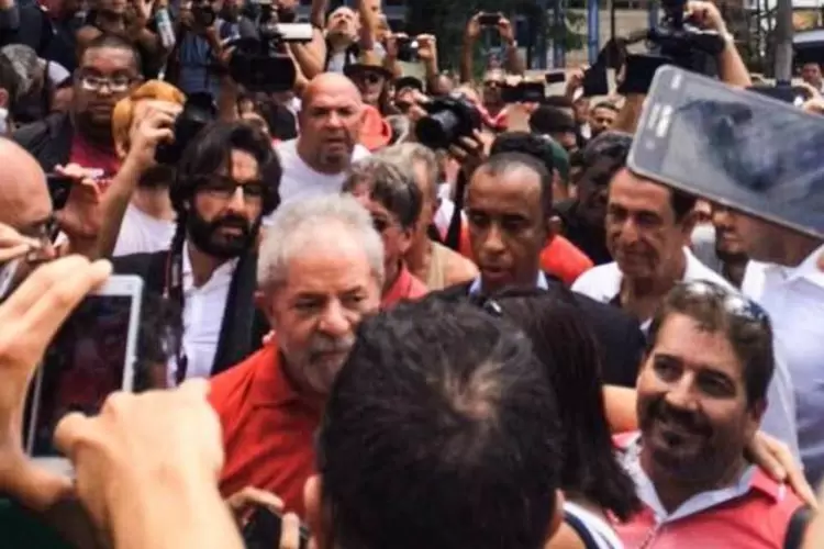 
	Lula em S&atilde;o Bernardo do Campo: manifesta&ccedil;&atilde;o tamb&eacute;m apoiou o ex-presidente em rela&ccedil;&atilde;o &agrave; condu&ccedil;&atilde;o coercitiva sofrida na semana passada
 (Agência Brasil)