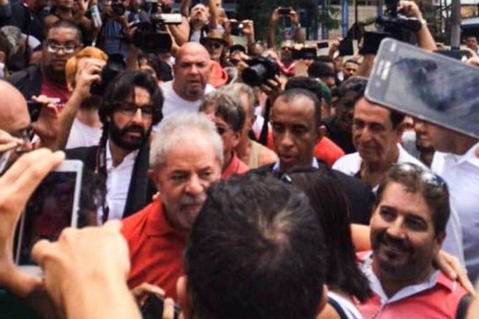 Lula desce de apartamento para cumprimentar público