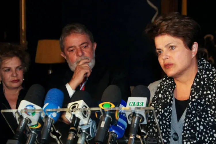 A presidenta Dilma Rousseff e o ex-presidente Lula durante coletiva a imprensa sobre a morte do ex-vice-presidente José Alencar, no Hotel Quinta das Lágrimas, em Coimbra (Roberto Stuckert Filho / PR)