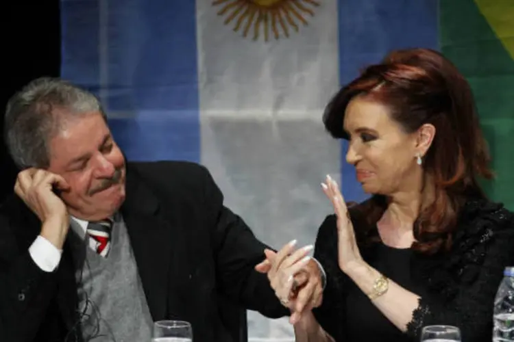 
	Lula sugeriu aos argentinos que &quot;n&atilde;o deixem os advers&aacute;rios escreverem a hist&oacute;ria do que voc&ecirc;s (N&eacute;stor Kirchner e Cristina) representam para a Argentina&quot;
 (REUTERS/Marcos Brindicci)