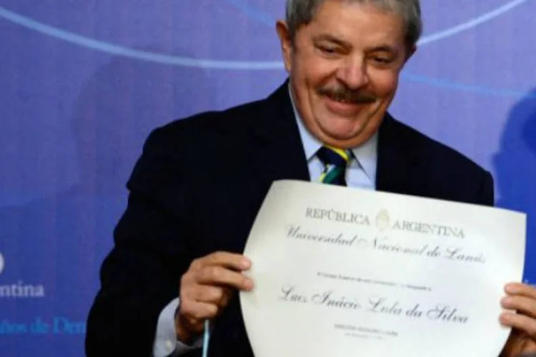 "Brasil e Argentina têm de pensar grande e se dar bem para consolidar a integração na mente de outros líderes da nossa América do Sul", declarou Lula na cerimônia (AFP)