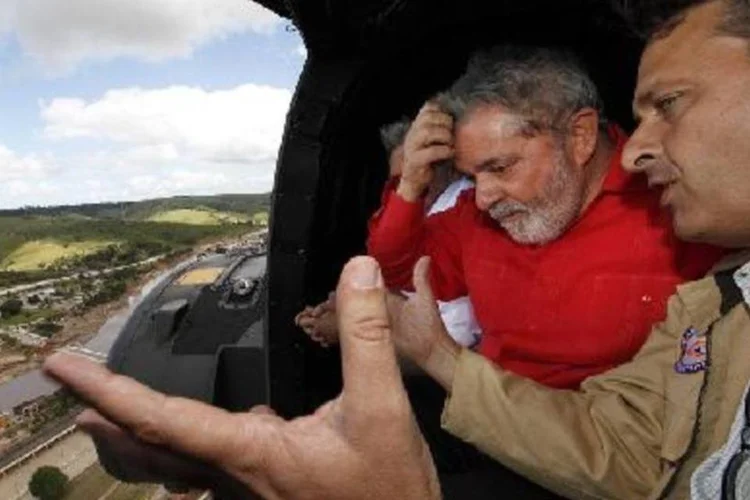 Presidente Lula e o governador Eduardo Campos sobrevoam áreas atingidas (PR/Ricardo Stuckert)
