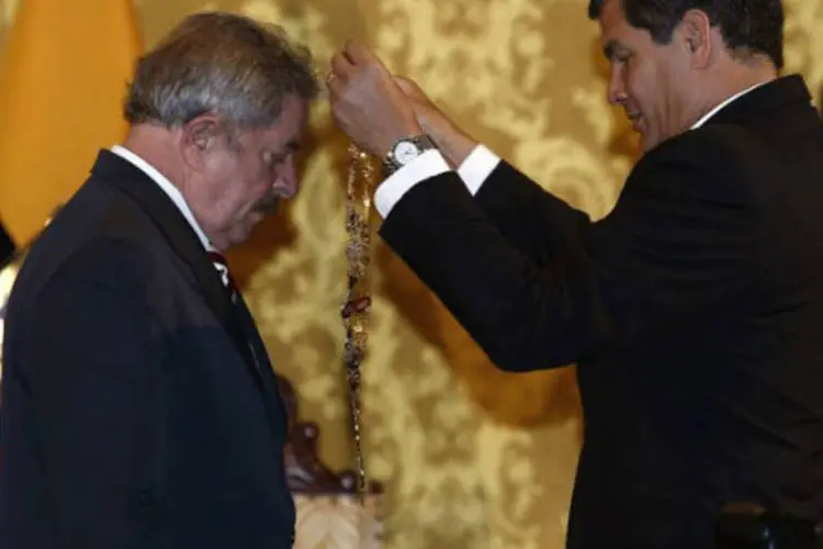 O presidente do Equador Rafael Correa condecora o ex-presidente do Brasil Luiz Inácio Lula da Silva (AFP / Pablo Cozzaglio)