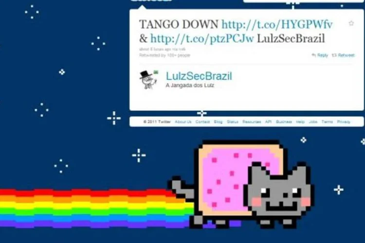 O grupo de hackers Annonymous também publicou na madrugada um vídeo no YouTube em que anunciam, junto com os hackers do LulzSec, que fariam uma invasão aos sites governamentais (Reprodução/Twitter)