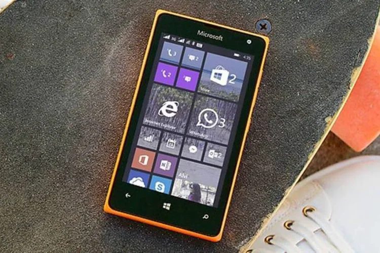 Lumia 435, smartphone da Microsoft (Reprodução/Microsoft)