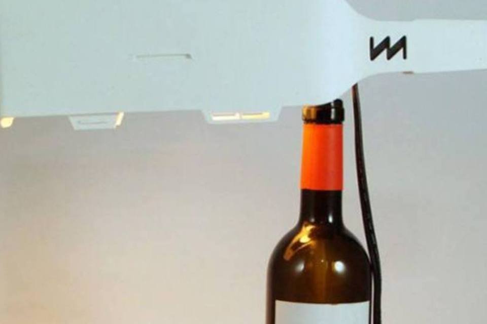 Embalagem de vinho pode ser transformada em luminária