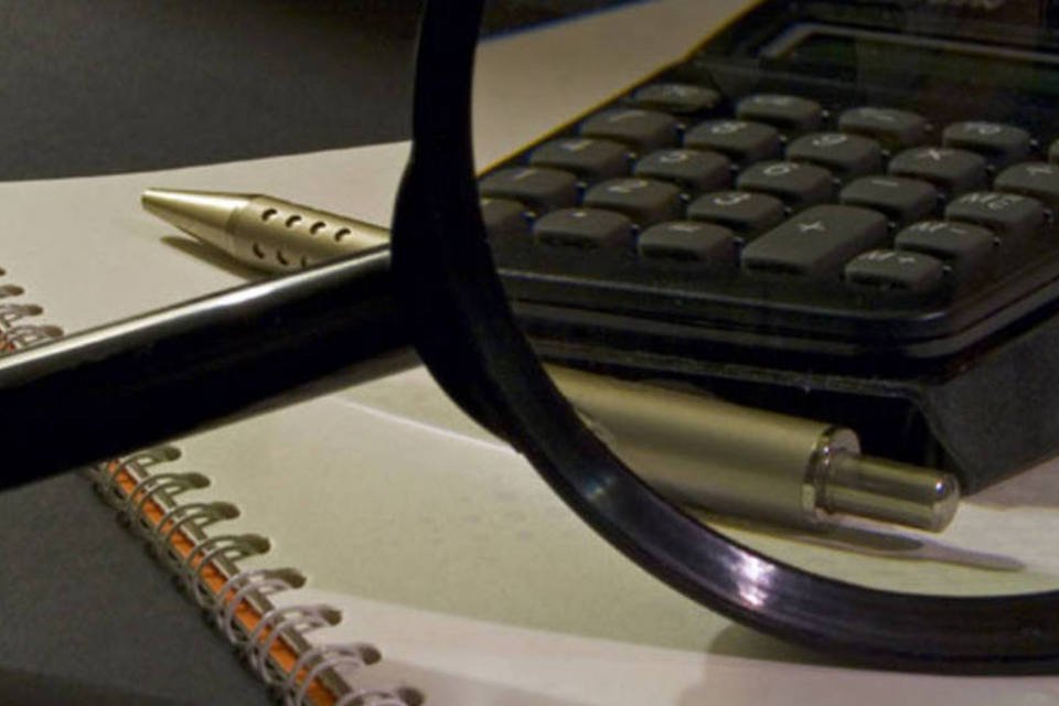 
	Lupa, calculadora e caneta: comprar materiais antes da hora levam ao estouro no or&ccedil;amento
 (Stock.xchng)