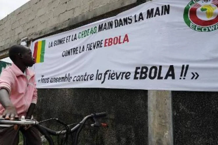 Cartaz de luta contra o ebola: governo anunciou suspensão dos voos da Air Côte d’Ivoire  (Sia Kambou/AFP)