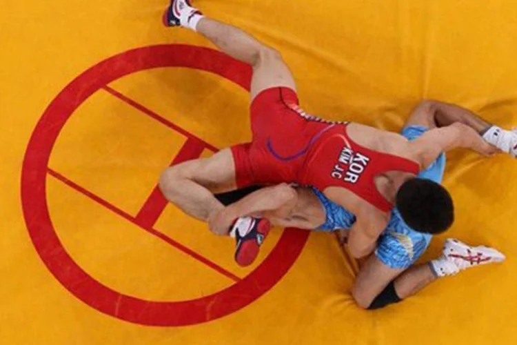 
	Luta greco-romana: o esportista destacou com ironia que o COI devia se sentir orgulhoso porque conseguiu unir R&uacute;ssia, EUA e Ir&atilde; na defesa da luta como disciplina ol&iacute;mpica.
 (London 2012/Divulgação)