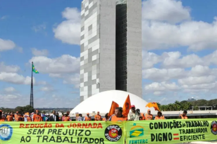 
	Centrais sindicais fazem manifesta&ccedil;&atilde;o na Esplanada dos Minist&eacute;rios durante o Dia Nacional de Lutas:&nbsp;de acordo com a Pol&iacute;cia Militar, cerca de 700 pessoas participam do protesto., mas os organizadores da manifesta&ccedil;&atilde;o estimam em 5 mil participantes.
 (Elza Fiuza/ABr)