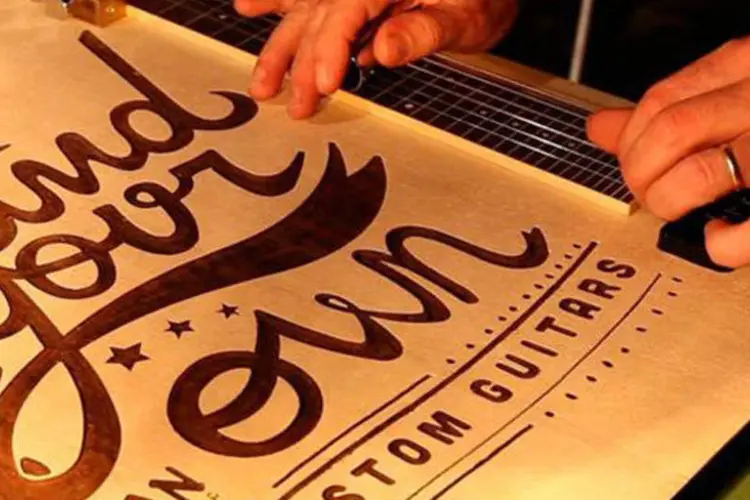 Cartaz-violão: como a técnica de produção manual permite a criação de instrumentos customizados para cada cliente, a mensagem central do cartaz é "a sound of your own" (Divulgação)