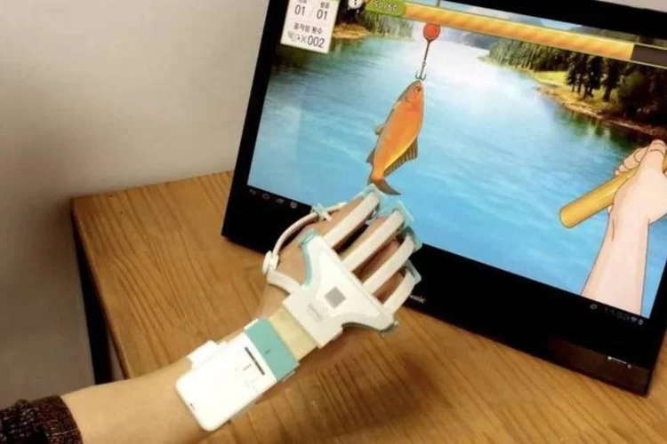 
	A Smart Rapael Glove possui sensores que monitoram o movimento da m&atilde;o e do bra&ccedil;o do usu&aacute;rio
 (Reprodução/YouTube)