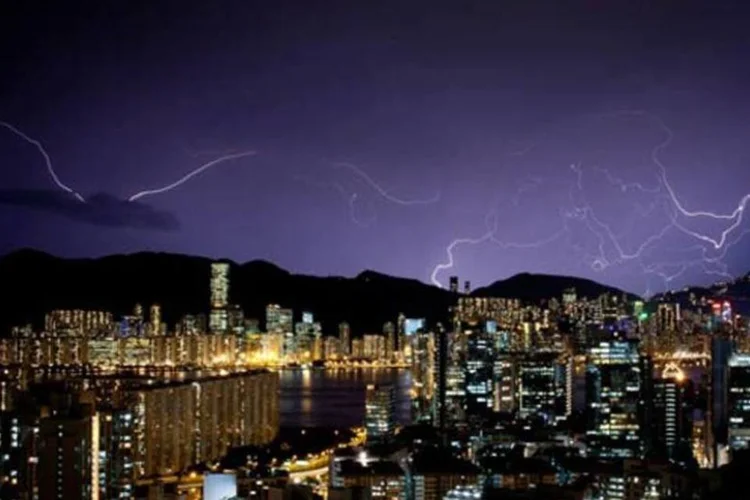 
	Hong Kong: tuf&atilde;o Usagi, a tempestade mais forte a atingir o Pac&iacute;fico Ocidental neste ano, come&ccedil;ou a impactar o centro financeiro asi&aacute;tico na noite de domingo
 (Getty Images)