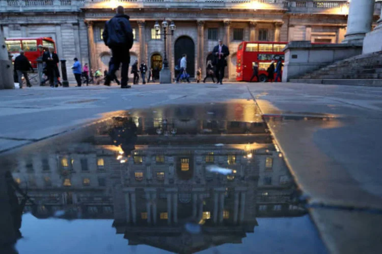 Luzes iluminam janelas do Banco da Inglaterra (Bank of England) (Chris Ratcliffe/Bloomberg)